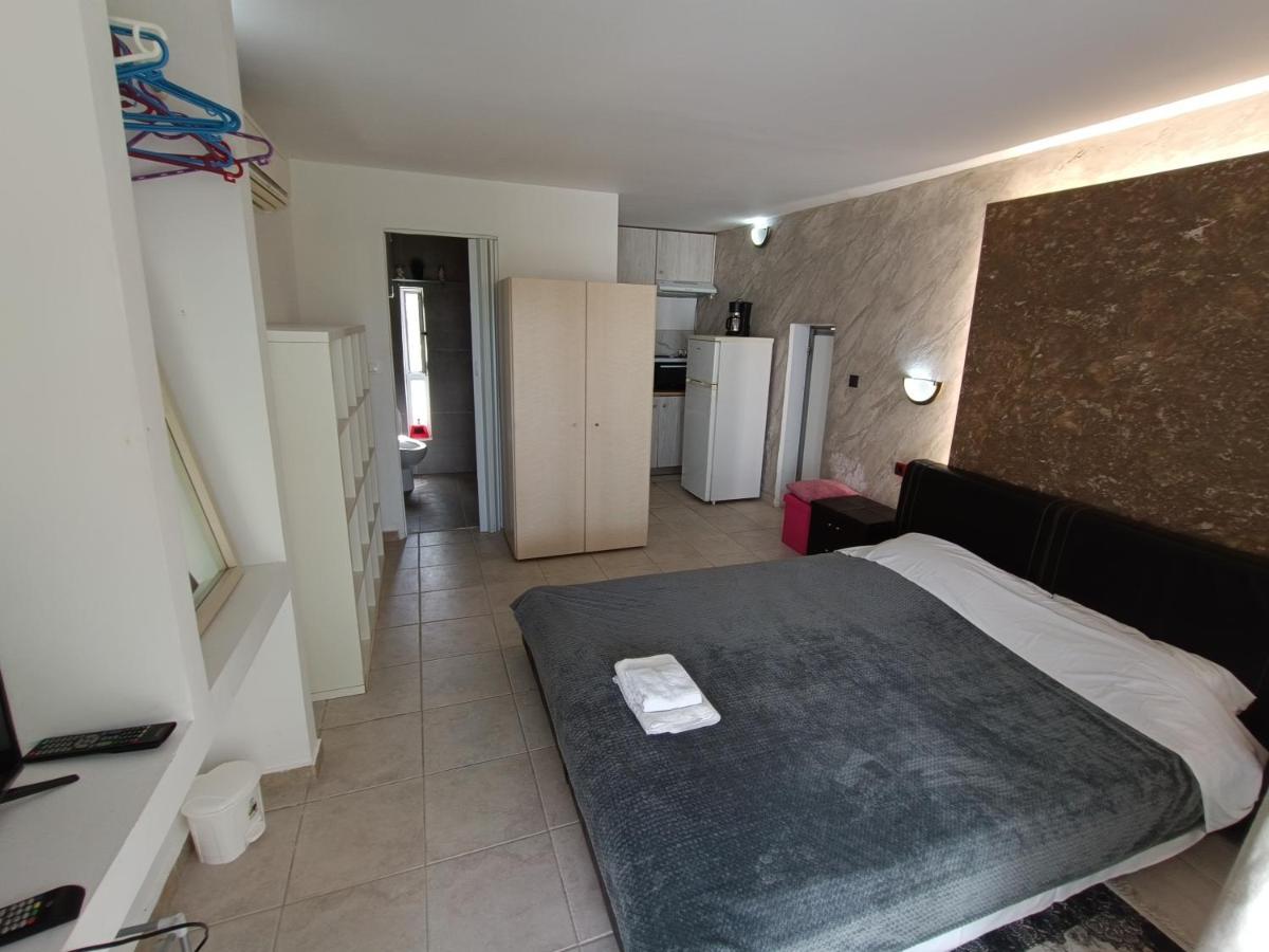 Azalea Garden Apartment With Mountain View 클레마스티 외부 사진