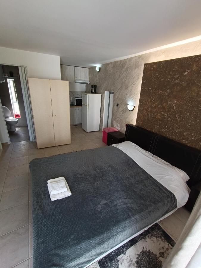 Azalea Garden Apartment With Mountain View 클레마스티 외부 사진